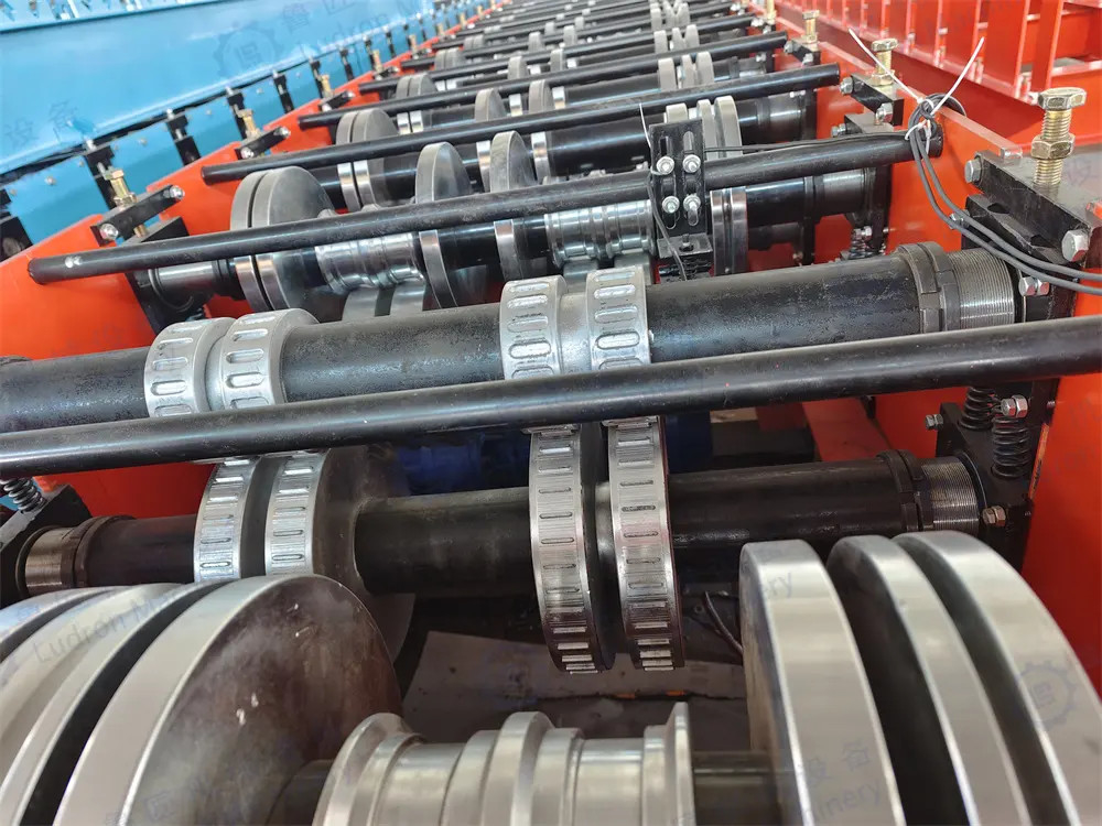 18-26 Roller Stations Floor Deck Make Machine With High Speed 20m/Min